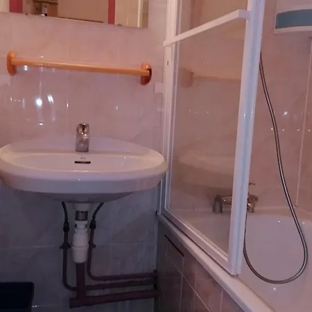 Confortable Pour 4 Personnes A L'alpe D'huez Avec Balcon, Proche Commerces Et Pistes - Fr-1-405-32 Apartment